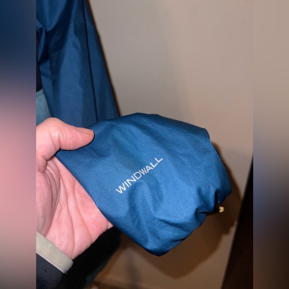 The North Face Windbreaker - Picture 6 of 9